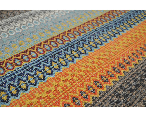 Prim-plan cu un covor cu modele brodate