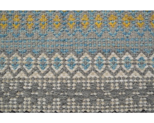 Prim-plan cu un covor cu model floral