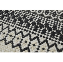 Vizualizare detaliată a unui covor cu model geometric