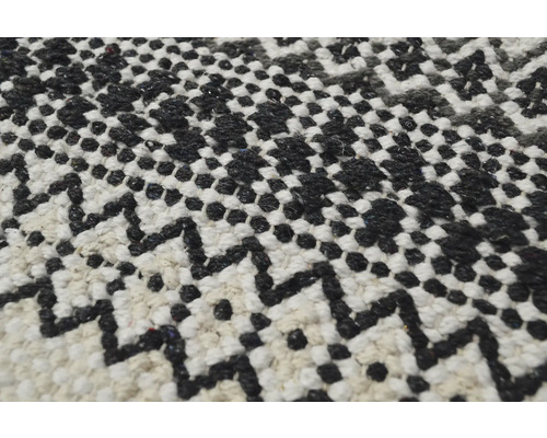 Vizualizare detaliată a unui covor cu model geometric