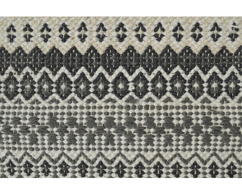 Prim-plan cu un covor cu model grafic