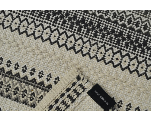 Vizualizare detaliată a unui covor cu modele geometrice.