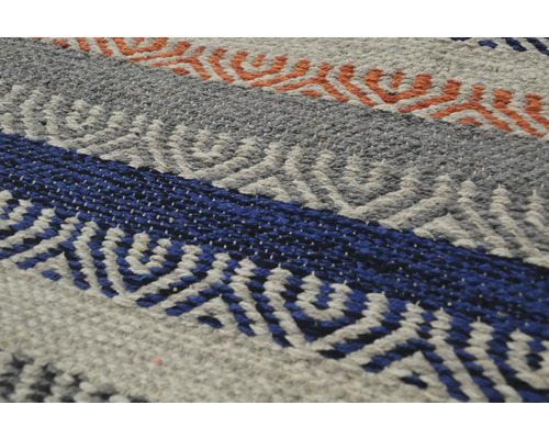 Prim-plan cu o pătură de bumbac în dungi cu modele geometrice