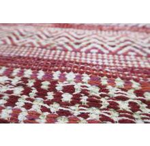 Prim-plan cu un covor cu model geometric