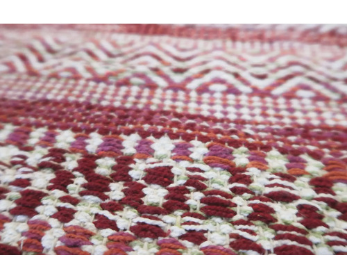 Prim-plan cu un covor cu model geometric