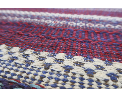 Prim-plan al unui covor țesut cu model