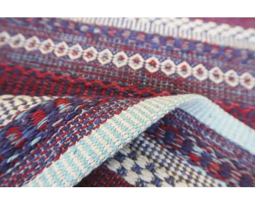 Prim-plan cu un covor cu model