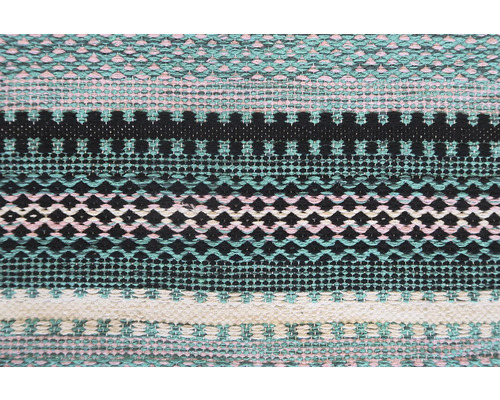 Prim-plan cu un covor cu model în dungi