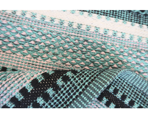 Prim-plan cu un covor țesut cu model geometric