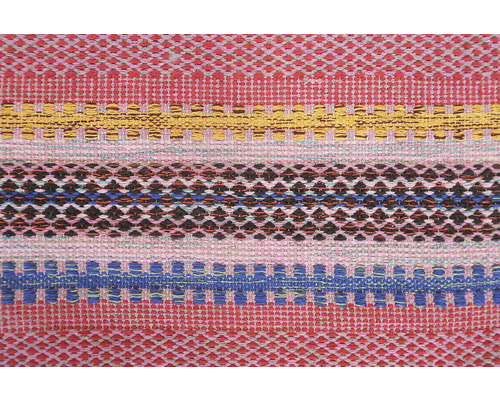 Prim-plan cu un covor țesut cu model în dungi