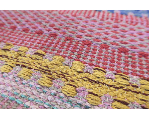 Prim-plan al unui covor țesut multicolor, texturat