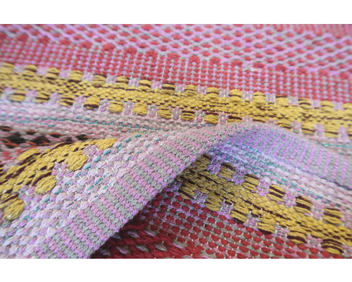 Prim-plan al unui covor multicolor cu model țesut