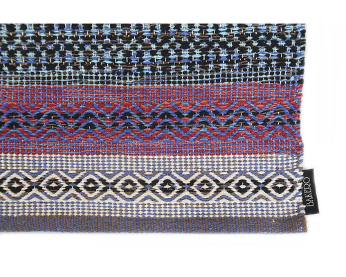 Prim-plan cu un covor cu modele geometrice și logo-ul Bakerø.