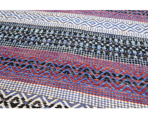 Prim-plan cu un covor în dungi cu modele geometrice