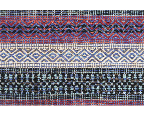 Prim-plan cu un covor cu modele în dungi