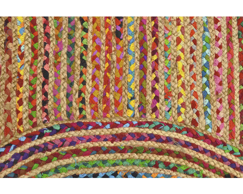 Imagine detaliată a unui covor împletit cu accente colorate
