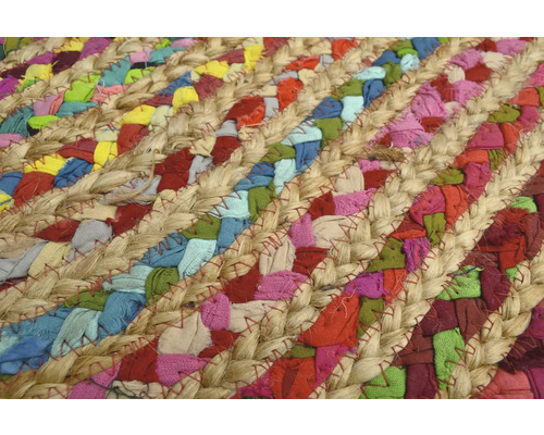 Prim-plan cu un covor împletit din iută și resturi de țesături