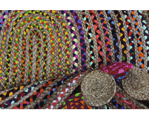 Imagine detaliată a unui covor împletit cu accente textile