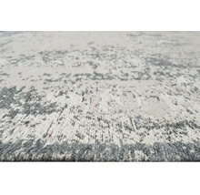 Prim-plan cu un covor cu model abstract