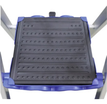 Suprafața treptei unei scări de uz casnic din plastic