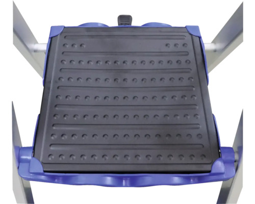 Suprafața treptei unei scări de uz casnic din plastic