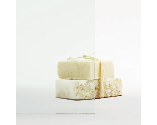 Două bucăți de săpun cu ingrediente vegetale, stivuite.