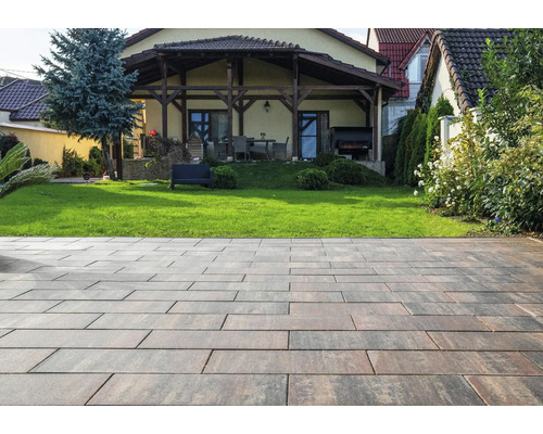 Pavaj așezat pe o terasă cu zonă de grădină.