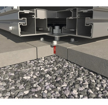 Imagine detaliată a unei substructuri de terasă din metal, fixată pe plăci de piatră și un strat de pietriș.