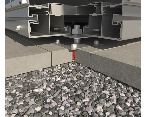 Imagine detaliată a unei construcții metalice, fixată cu șuruburi pe plăci de beton peste un strat de pietriș.