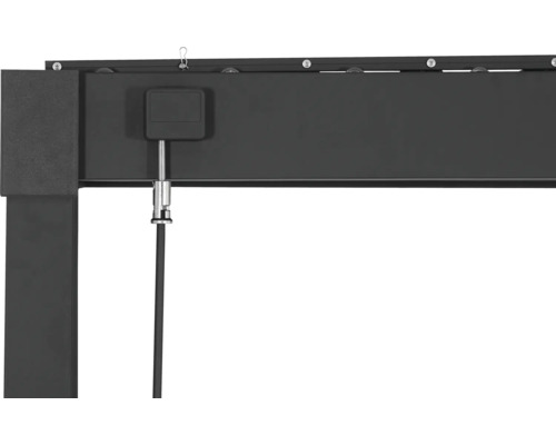 Vedere detaliată a unei pergole cu mecanism de tracțiune pentru controlul protecției solare.