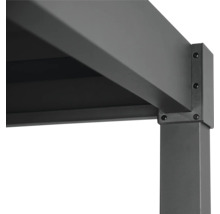 Prim-plan cu copertină de terasă gri cu cadru de aluminiu