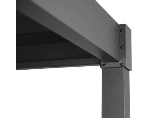 Prim-plan cu copertină de terasă gri cu cadru de aluminiu