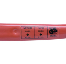 Autocolant pe un mâner de ciocan cu informații despre duritate și sigiliul VPA Gepruefte Sicherheit.