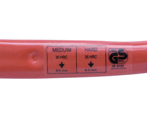 Autocolant pe un mâner de ciocan cu informații despre duritate și sigiliul VPA Gepruefte Sicherheit.