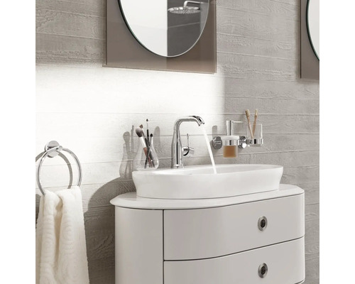 Baie modernă cu lavoar, robinet, suport pentru prosop și oglindă