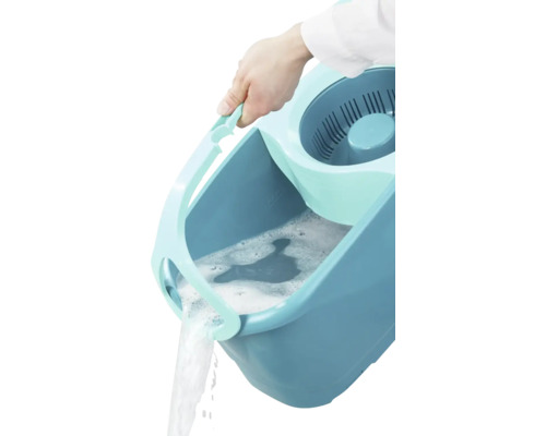Turnarea unei găleți de curățare cu apă