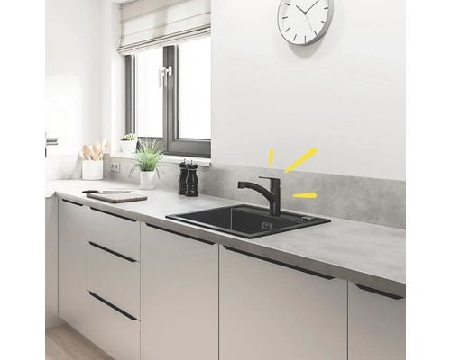 Chiuvetă de bucătărie cu robinet negru într-o bucătărie modernă