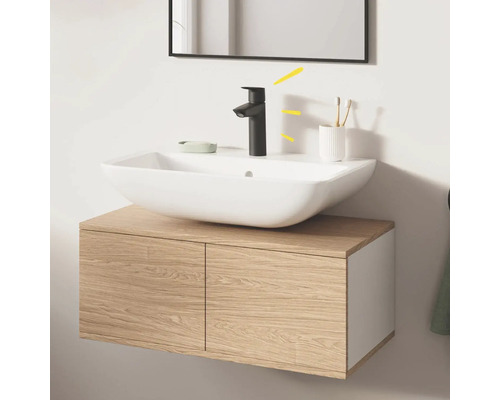 Baie modernă cu lavoar așezat pe blat, dulap inferior și robinet negru