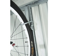 Suport de bicicletă cu anvelopă de bicicletă pe un perete metalic