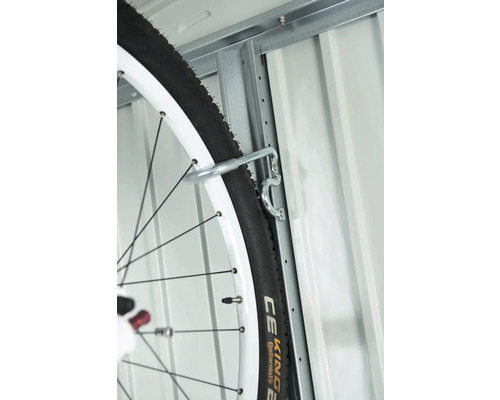 Suport de bicicletă cu anvelopă de bicicletă pe un perete metalic