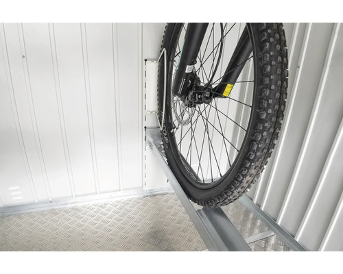 Bicicletă într-un suport de biciclete în camera bicicletelor