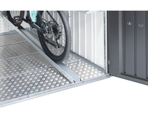 Bicicletă în șopronul de biciclete pe rampă