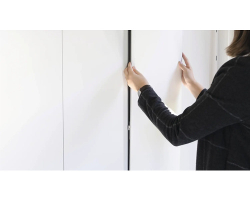 Femeie deschizând o ușă glisantă