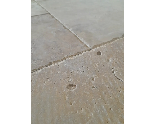 Prim-plan cu plăci de travertin