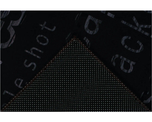 Prim-plan cu o preș de ușă neagră, cu model punctat și inscripție