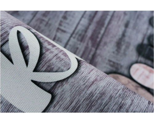 Prim-plan cu o covorașă de ușă cu motiv de iepure