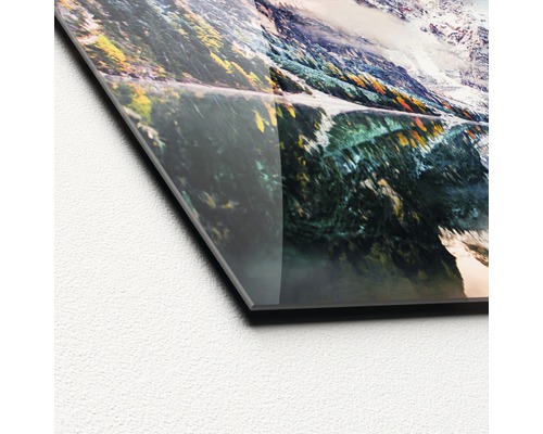 Vizualizare detaliată a unei imagini din sticlă cu motiv de lac de munte