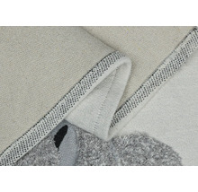 Imagine detaliată a unui covor cu model grafic