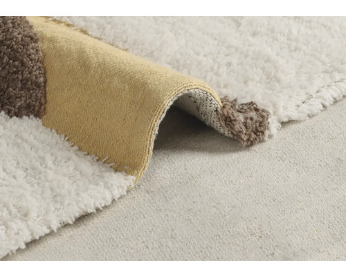 Vizualizare detaliată a unui covor cu model geometric și țesătură cu fibre lungi