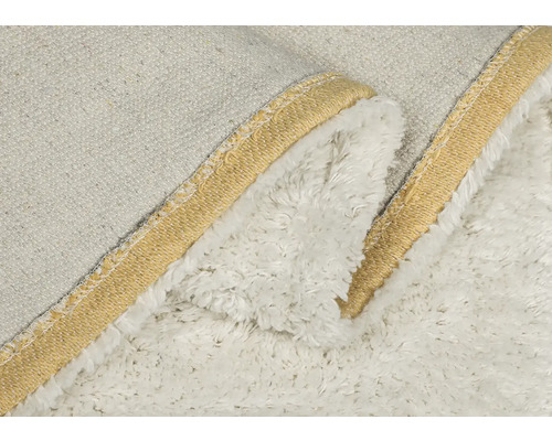 Prim-plan cu o pătură moale cu bordură